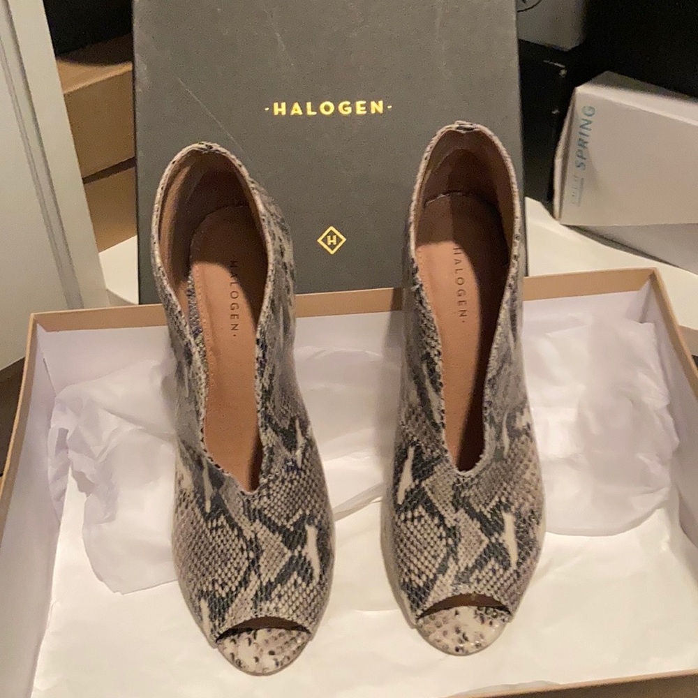 Natural snake printed leather shoes